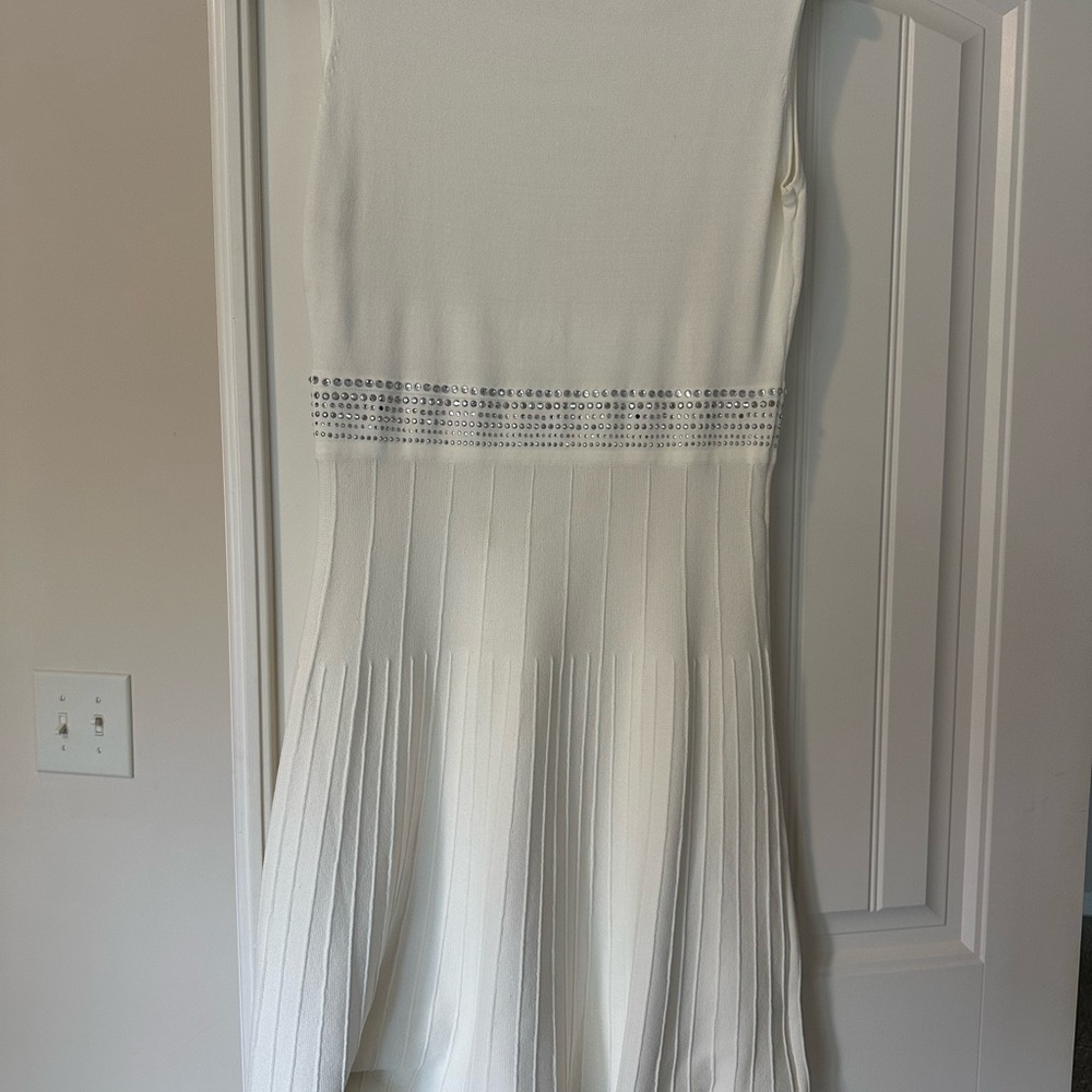Elegant White Sleeveless Dress